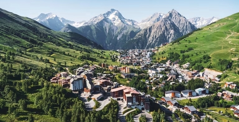 Vue de l'Alpe d'Huez prise en hauteur